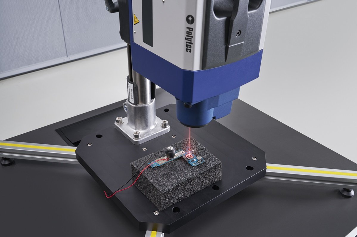VibroScan QTec Neo measuring on a smartphone camera module while mounted on the vertical test stand VibroScan QTec Neo measuring on a smartphone camera module while mounted on the vertical test stand