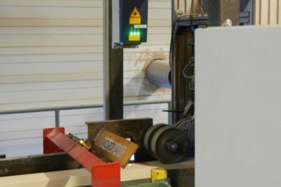 A sawmill using laser optical sensors for exact position tracking A sawmill using laser optical sensors for exact position tracking