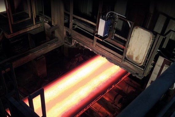 Typischer Messaufbau im Stranggießen mit Kühlschutzgehäuse und darin befindlichem Lasermesskopf für längere Arbeitsabstände Typischer Messaufbau im Stranggießen mit Kühlschutzgehäuse und darin befindlichem Lasermesskopf für längere Arbeitsabstände